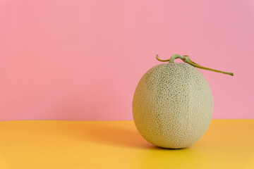 ふるさと納税のメロン 黄色 ピンク背景