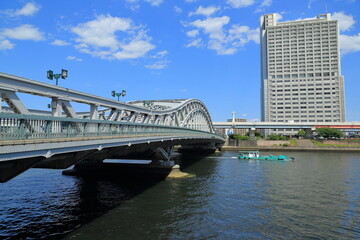 Fototapeta premium 隅田川に架かる白鬚橋全景