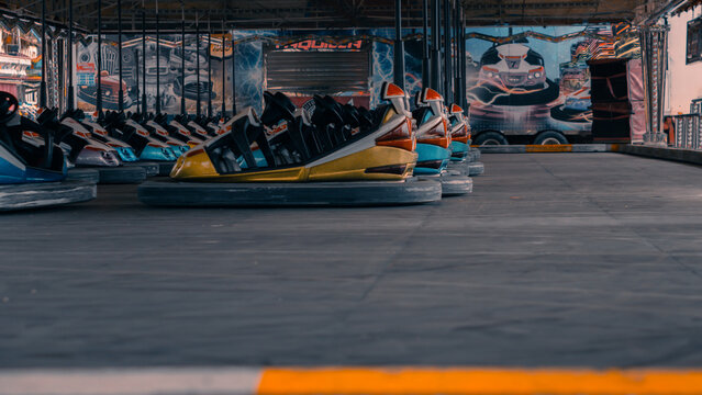 fotos de coches de choque de un parque de atracciones, cuando esta parado