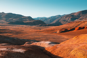 Rote bunte Berge im Altai, Sibirien, Russland. Kyzyl-Chin-Tal, auch Mars-Tal genannt. Schöne Herbstlandschaft © smallredgirl