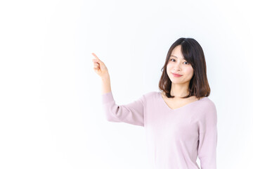 笑顔でおすすめを紹介する若い女性