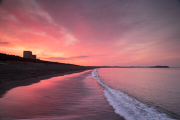 朝焼けの海岸線