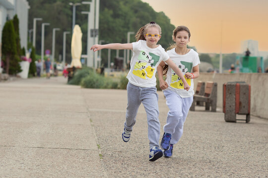 A girl with Down's syndrome and her best friend run races