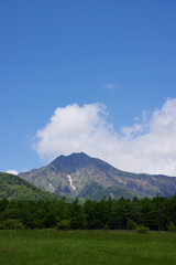 高原から見える青空と雲と山