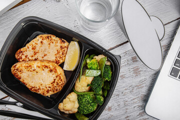 Fried cutlet with lemon, broccoli