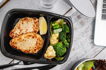 Fried cutlet with lemon, broccoli