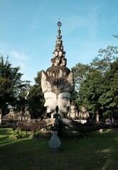 Fototapeta na wymiar statue in the park of palace
