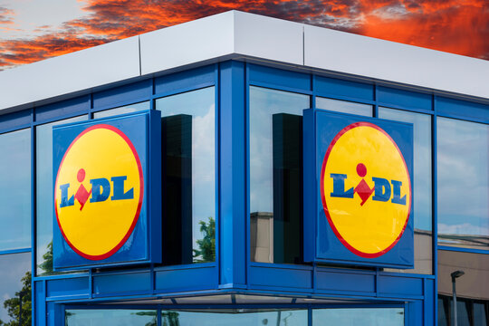 Werbe- und Firmanschild der Firma Lidl am Eingang zum Markt