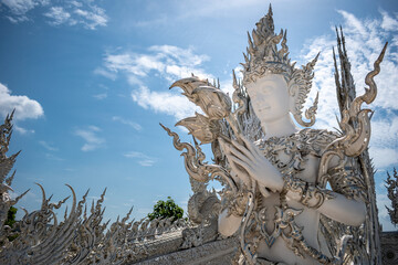 Fototapeta premium Estatua interior del templo blanco wat rong khun, en Chiang Rai, Tailandia