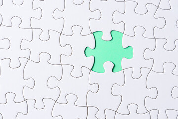 Obraz premium Piece of jigsaw puzzle on green paper. Flat lay, Directly above.