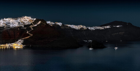Vue de la ville de Oia, Santorin de nuit.