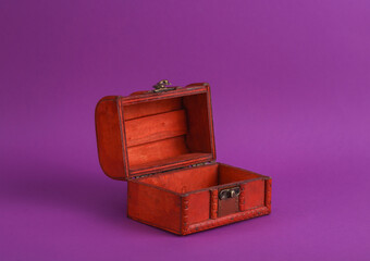 Obraz premium Open red pirate chest on purple background