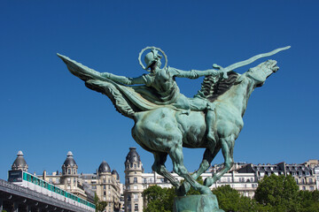 Fototapeta na wymiar statue in the bridge of Bir Hakeim, Beauty of Paris, détails