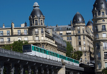 Fototapeta premium Bridge of Bir Hakeim Beauty of Paris, détails. 