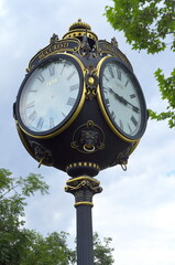 Fototapeta na wymiar Antike Uhr auf einer Straße in Bukarest