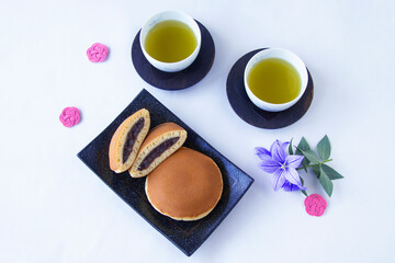 Obraz na płótnie Canvas 美味しい和菓子”どら焼き”と緑茶とキキョウの花