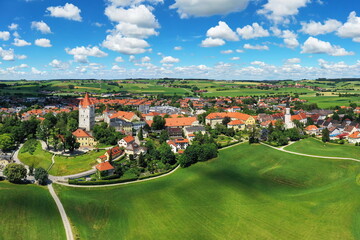 Luftbild von Haag in Oberbayern bei schönem Wetter