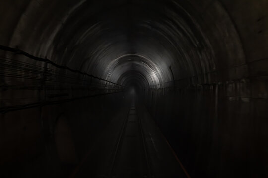 Fototapeta トンネルを走行中の視点