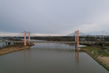 most Milenijny we Wrocławiu nad rzeką Odra z drona