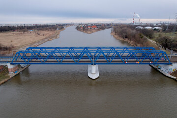 Most kolejowy nad rzeką Odra z drona