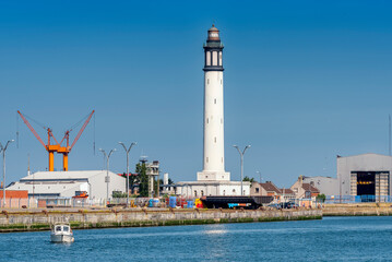 Fototapeta na wymiar Phare et chenal di port de Dunkerque sous un beau ciel bleu
