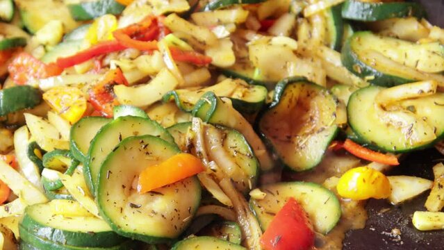 cuisson de courgette et de poivron sur une plancha