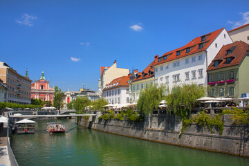 Fototapeta na wymiar Panorama of river Ljubljanica and colorful buildings in Ljubljana, Slovenia