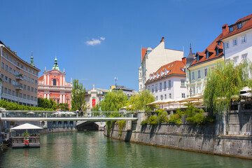 Fototapeta na wymiar Panorama of river Ljubljanica and colorful buildings in Ljubljana, Slovenia 