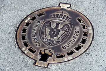 Gusseiserner Kanaldeckel mit Bukarester Stadtwappen