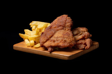 Pollo  broaster con papas fritas.