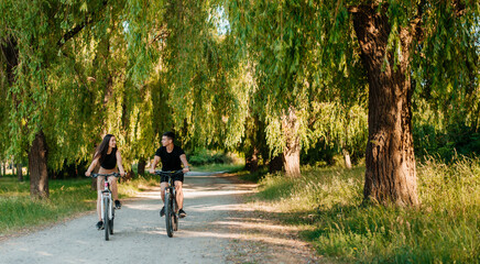 Obraz premium couple cycling in the park
