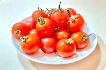 お皿に乗ったたくさんのプチトマト