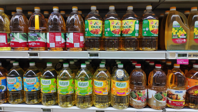 Grocery store shelves with bottles of cooking oils in a market
