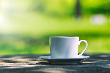 コーヒーと緑ぼかし背景