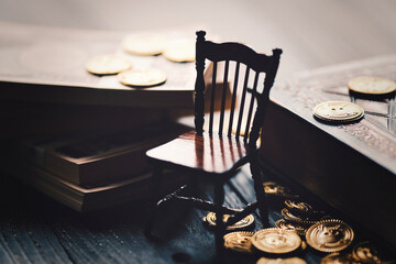 お金と椅子