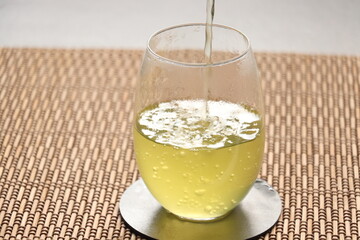 お茶が注がれている