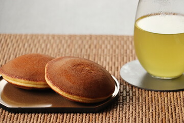 2つのドラヤキと緑茶