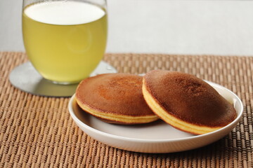 白い丸皿に盛り付けられたどら焼き