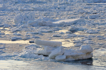 知床の流氷（北海道・知床）  © 愛 高行