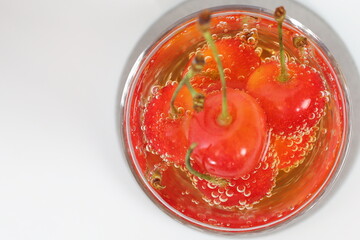 炭酸水に浸けたさくらんぼ