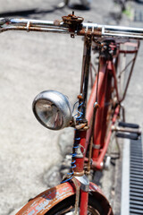 錆びた古い赤い自転車