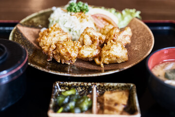 熱々の唐揚げ定食
