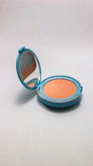 Bedak padat untuk riasan warna alami close-up diisolasi pada latar belakang putih