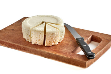 Queso fresco panela hecho en México sobre tabla vieja rústica de madera.