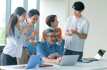 オフィスで会議をする日本人男女