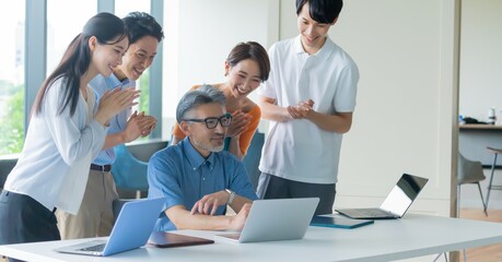 オフィスで会議をする日本人男女