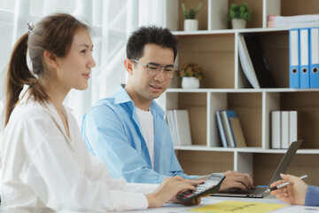 Fototapeta premium Close-up Asian man talking to a group of people. Business men are meeting with a group of business partners to open a startup company, a group of young, energetic people to manage the company.