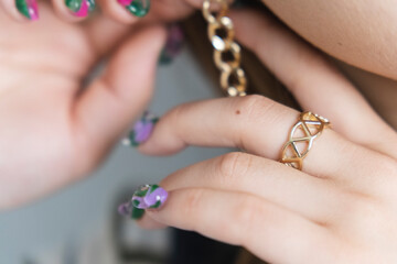 カジュアルファッションの若い女性