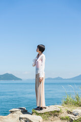 夏のリゾート地で休日を過ごす女性