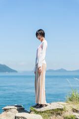 夏のリゾート地で休日を過ごす女性